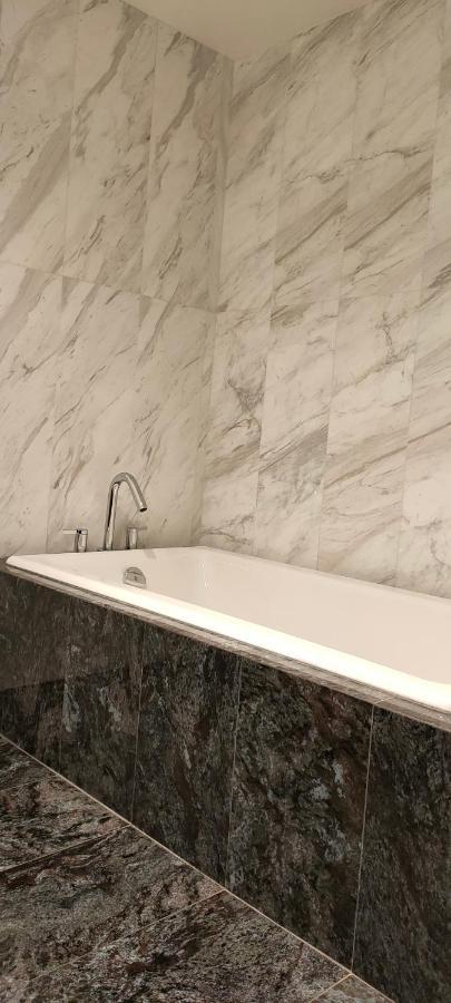 Waterfalls Hotel - Suite In Falls Downtown With Pool Victoria Esterno foto